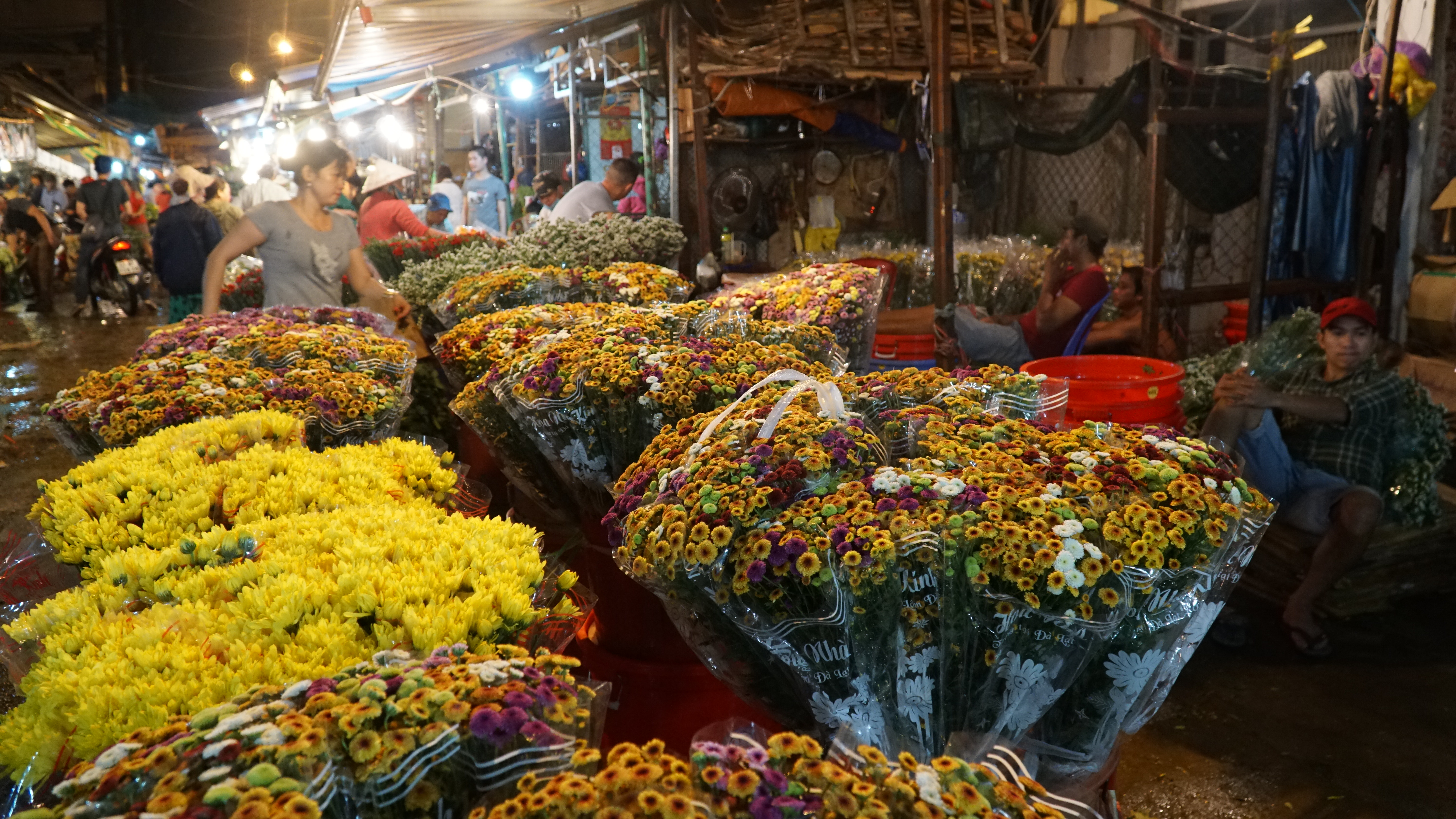 In this 2017 file photo, flowers are seen being display for selling at Ho Thi Ky Market after midnight on October 19, one day before the Vietnamese Women's Day. Photo: Nam Tran/ Tuoi Tre