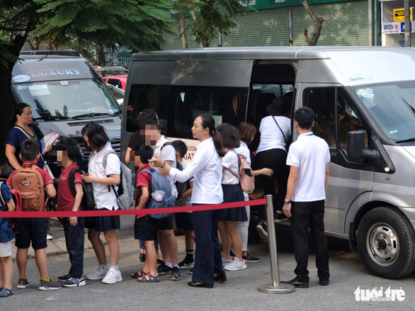 A 16-seat Ford Transit van, similar to the one in which a first grader was neglected for nine hours on August 6, drops off students outside the Gateway International School in Hanoi. Photo: Nam Tran / Tuoi Tre