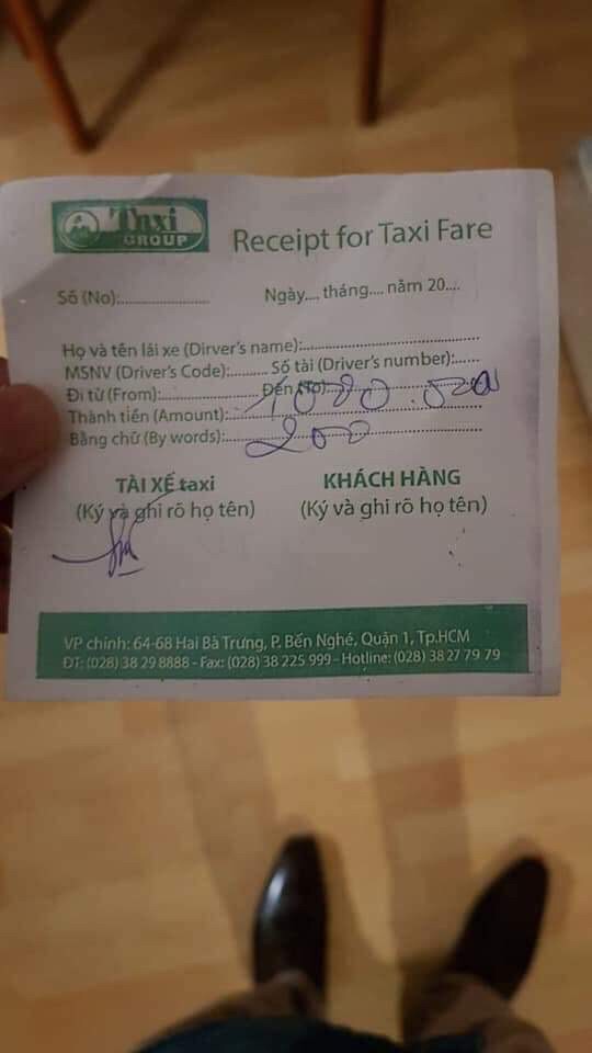 The fake receipt with a logo of Mai Linh Taxi which Nguyen Quoc Dat gave the foreign passenger. Photo: H.T / Tuoi Tre