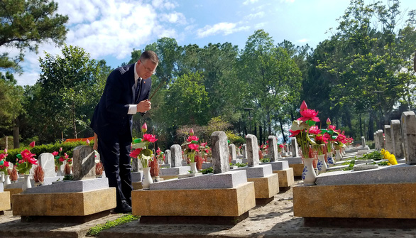 US ambassador pays historic visit to cemetery of Vietnam soldiers killed in war