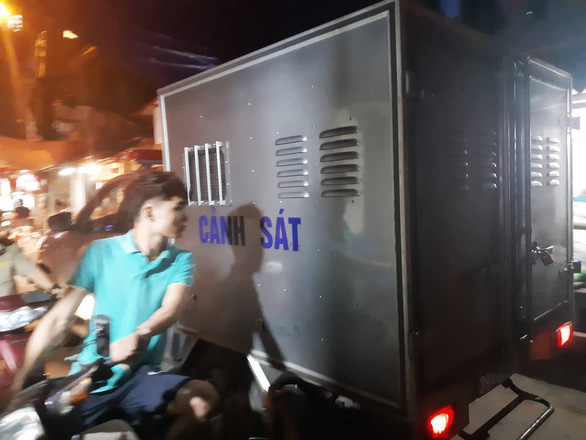 A police vehicle is seen outside the residence of Nguyen Bich Quy, who was placed under detention on August 27, 2019. Photo: Giang Long / Tuoi Tre