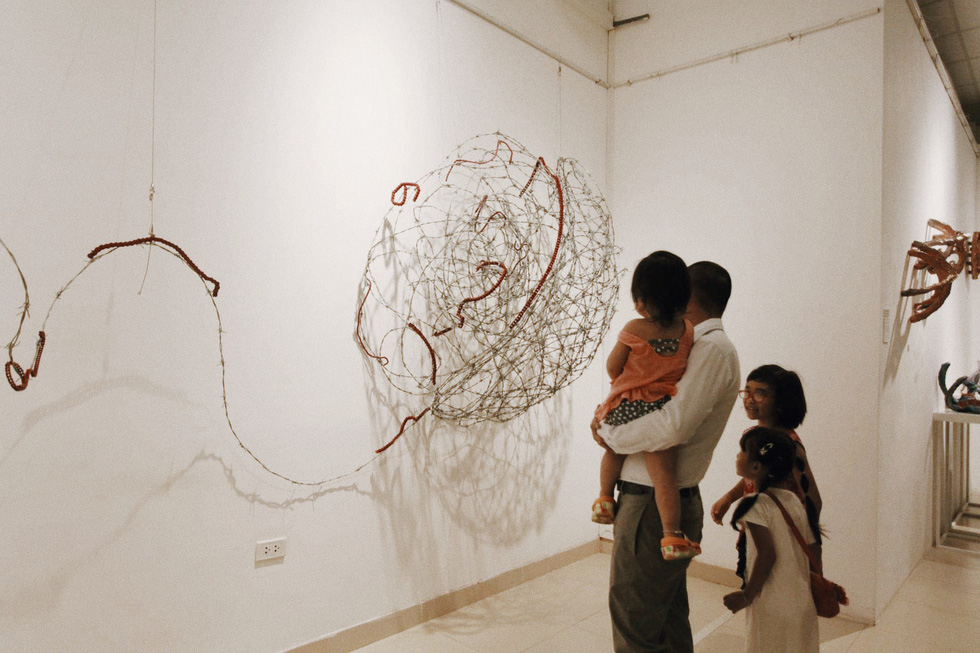 Parents and children visit the Insect exhibition in Hanoi. Photo: Mai Thuong / Tuoi Tre