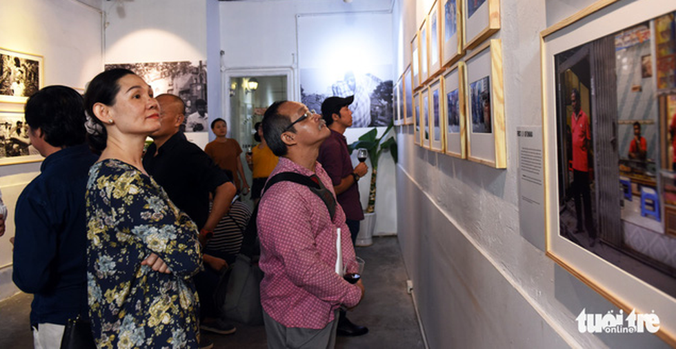 Visitors watch photos displayed at the First look of Dhaka exhibition in District 3, Ho Chi Minh City, on August 30, 2019. Photo: Duyen Phan / Tuoi Tre