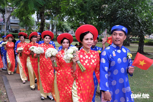 Couples walk hand in hand at a mass wedding in Ho Chi Minh City on September 2, 2019. Photo: Vu Thuy / Tuoi Tre