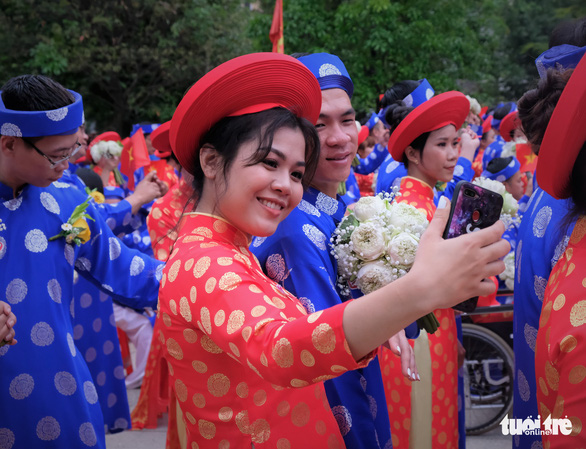 A couple takes a selfie at a mass wedding in Ho Chi Minh City on September 2, 2019. Photo: Vu Thuy / Tuoi Tre