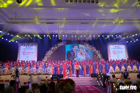 100 couples pose for a photo at a mass wedding in Ho Chi Minh City on September 2, 2019. Photo: Vu Thuy / Tuoi Tre