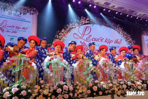 Couples fill champagne towers at a mass wedding in Ho Chi Minh City on September 2, 2019. Photo: Vu Thuy / Tuoi Tre