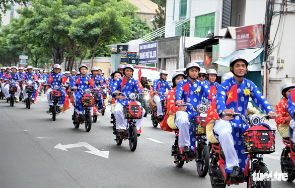 Couples of a mass wedding parade on electric bicycles on a street in Ho Chi Minh City on September 2, 2019. Photo: Vu Thuy / Tuoi Tre