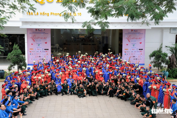 100 couples pose for a photo at a mass wedding in Ho Chi Minh City on September 2, 2019. Photo: Vu Thuy / Tuoi Tre