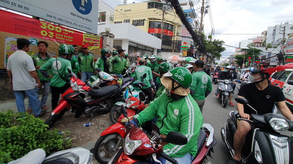 Drivers of ride-hail firm Grab go on strike to oppose a tax-collection scheme in Ho Chi Minh City on August 27, 2019. Photo: Cong Trung / Tuoi Tre