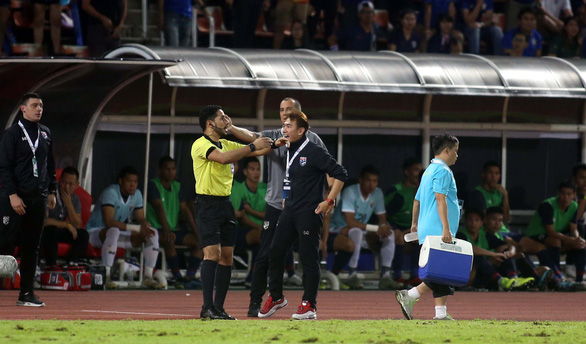 A fourth official intervenes a dispute during Vietnam - Thailand group opener of the Asian second qualifying round for the 2022 FIFA World Cup in Bangkok, September 5, 2019. Photo: N. K. / Tuoi Tre