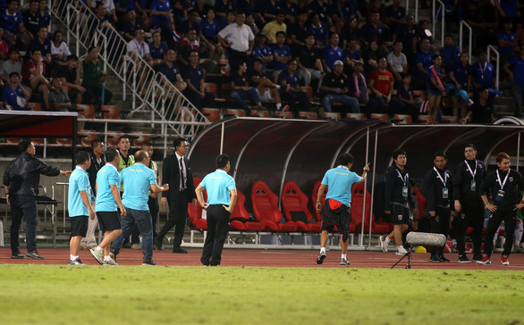 Vietnam's coaching team (blue) comes close the Thai bench during a row in a group opener of the Asian second qualifying round for the 2022 FIFA World Cup in Bangkok, September 5, 2019. Photo: N. K. / Tuoi Tre