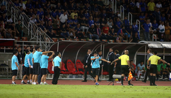 Vietnam's coaching team (blue) comes close the Thai bench during a row in a group opener of the Asian second qualifying round for the 2022 FIFA World Cup in Bangkok, September 5, 2019. Photo: N. K. / Tuoi Tre