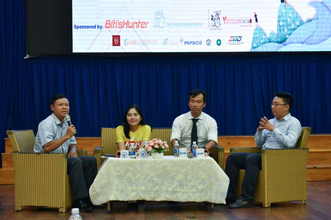 (From left) English Faculty alumni Tran Phi Tuan, editor at Tuoi Tre (Youth) daily newspaper, Ho Thi Bach Quyen, talent acquisition head for the Rest of Asia - Asia Pacific region at PepsiCo, Tran Minh Duy, co-founder of The Farmest, and Nguyen Truong Tien, senior manager for credit management at Shinhan Bank Vietnam, join a panel discussion at the EFAIR 2019, September 7, 2019. Photo: Tuan Son / Tuoi Tre News