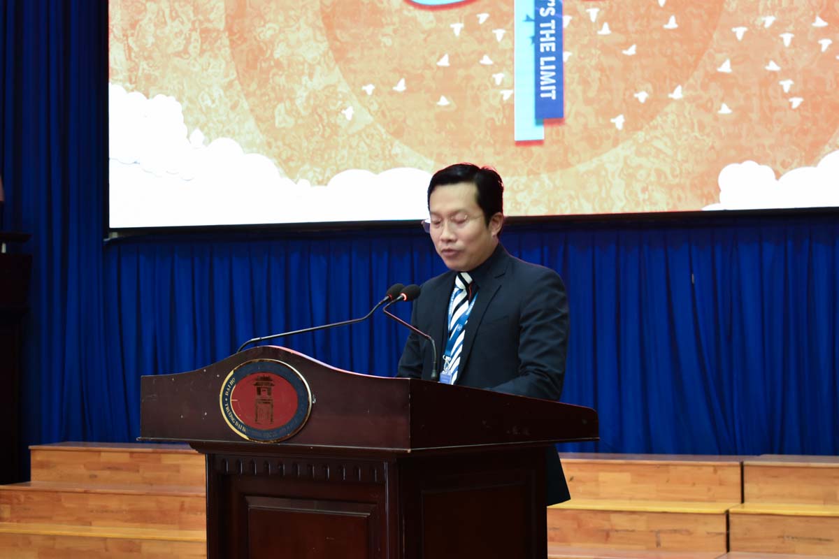 Dr. Le Hoang Dung, dean of the English Faculty at the University of Social Sciences and Humanities in Ho Chi Minh City, delivers the opening remarks at the 2019-20 academic year opening ceremony, September 7, 2019. Photo: Tuan Son / Tuoi Tre News
