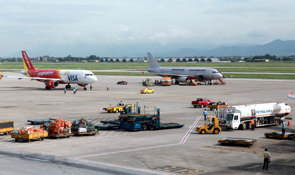 Different ground handling equipment and vehicles are seen at Noi Bai International Airport in Hanoi. Photo: Tuan Phung / Tuoi Tre
