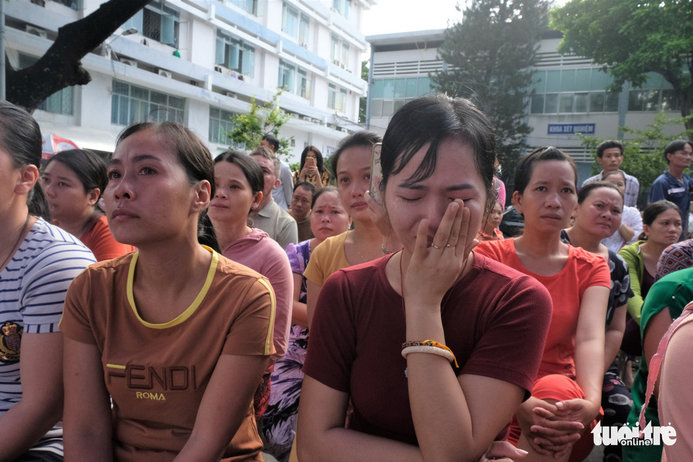 Le Thi Bich Nga (right), whose child suffers from cancer the age of five, bursts into tears when listening to the opening speech during the ceremony. Photo: Canh Toan / Tuoi Tre
