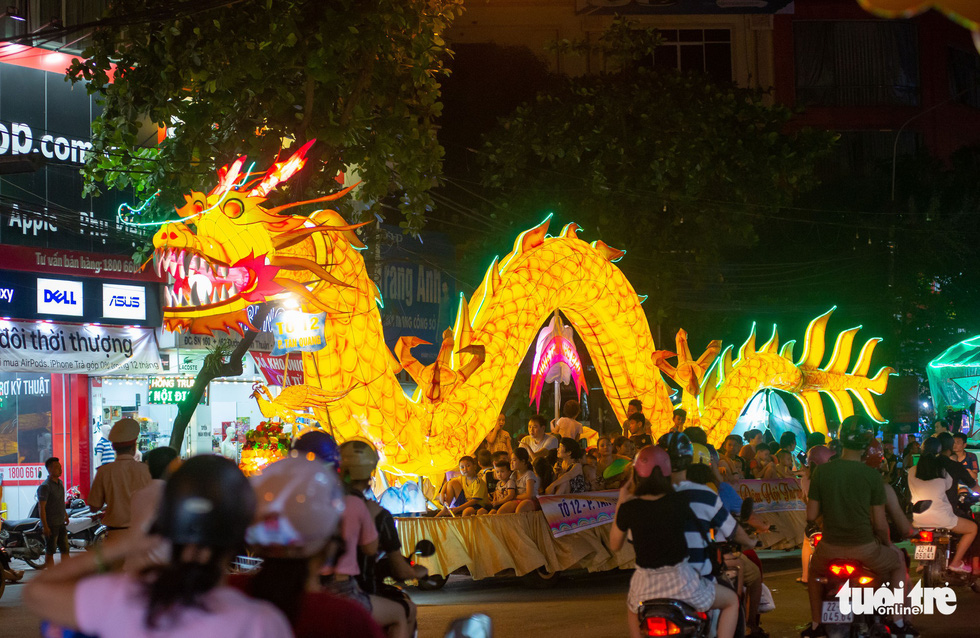 A dragon-shaped giant lantern is on display on a street in the northern province of Tuyen Quang. Photo: Vu Tuan / Tuoi Tre