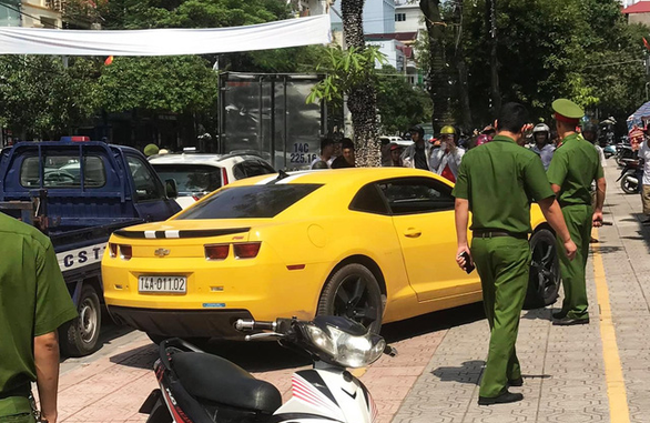 A yellow Chevrolet Camaro is parked on the sidewalk of Hung Vuong Street in Mong Cai City, Quang Ninh Province of northern Vietnam after a police chase, September 12, 2019. Photo: Facebook / Quang Ninh News