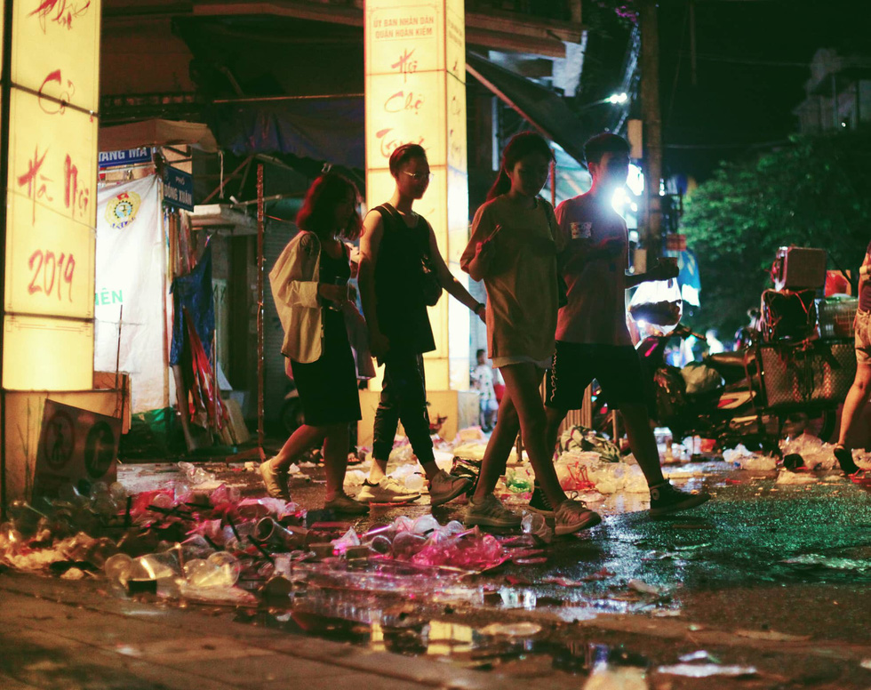 A group of participants walk on waste littered on Hang Ma Street in Hoan Kiem District, Hanoi, September 13, 2019. Photo: Mai Thuong / Tuoi Tre