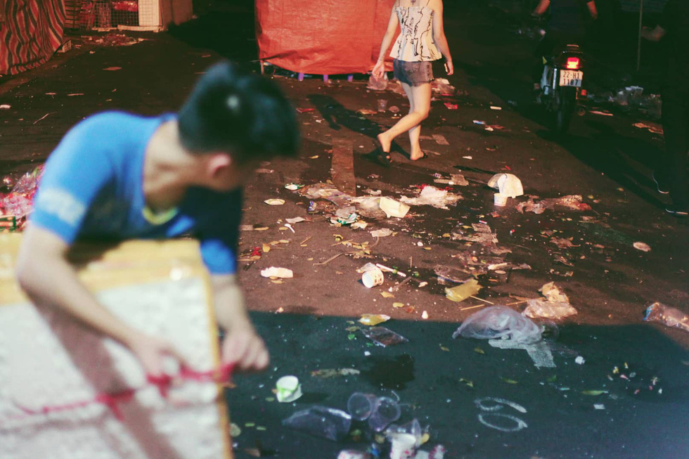 Waste is littered on Hang Ma Street in Hoan Kiem District, Hanoi, September 13, 2019. Photo: Mai Thuong / Tuoi Tre