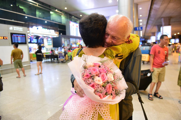 Ken Reesing and Vu Thi Vinh embrace each other after 50 years apart outside the Tan Son Nhat International Airport in Ho Chi Minh City, September 12, 2019. Photo: Quang Dinh / Tuoi Tre