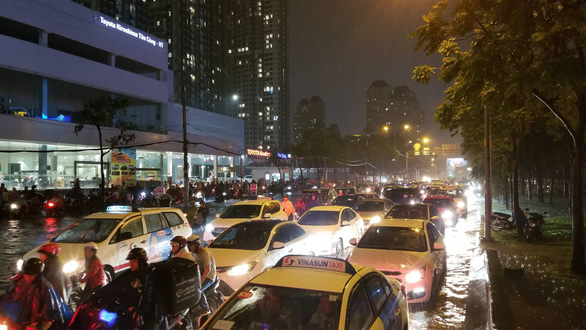 A traffic jam on Nguyen Huu Canh Street in Binh Thanh District, Ho Chi Minh City on September 14, 2019. Photo: Chau Tuan / Tuoi Tre