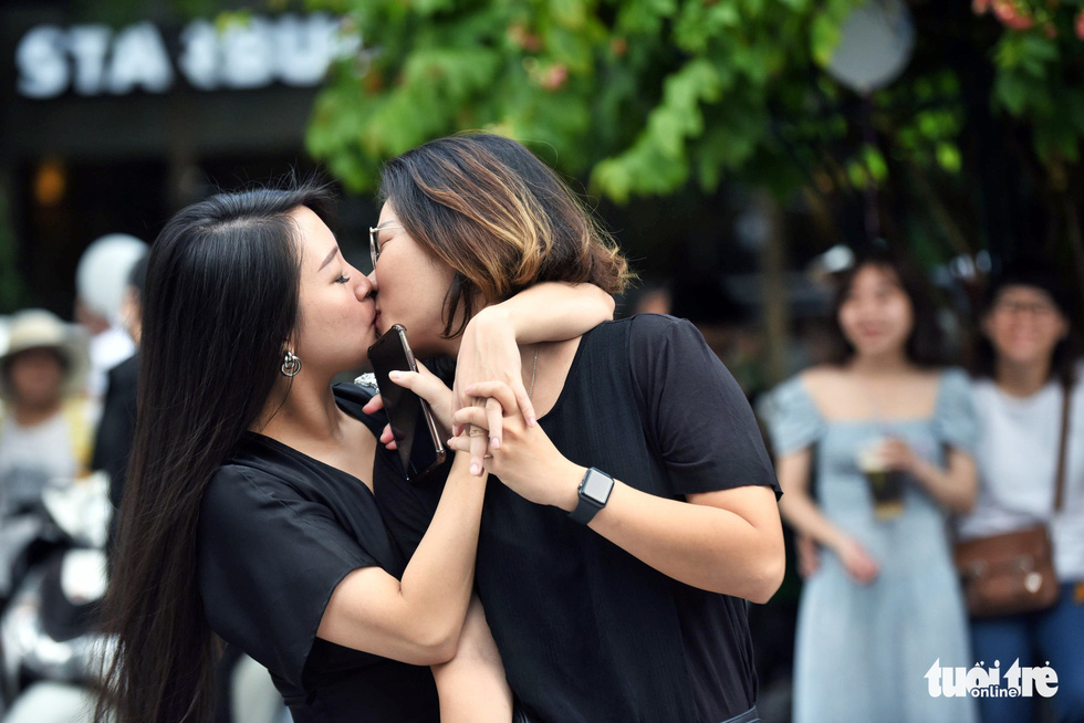 LGBT couples are free to express their love at the parade. Photo: Duyen Phan / Tuoi Tre