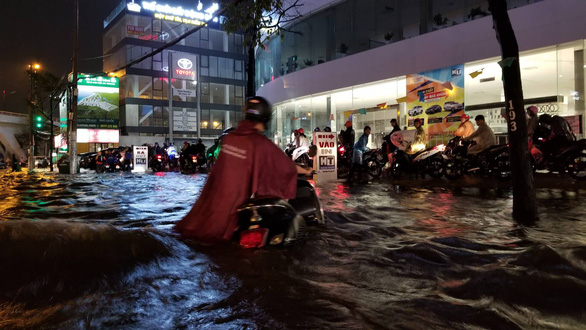 Nguyen Huu Canh Street is inundated. Photo: Chau Tuan / Tuoi Tre