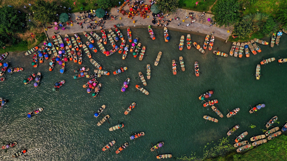 Boats carrying visitors who attend the Trang An Festival at the namesake landscape complex in the northern Vietnamese province of Ninh Binh on April 21, 2019. Photo: Mai Thuong / Tuoi Tre