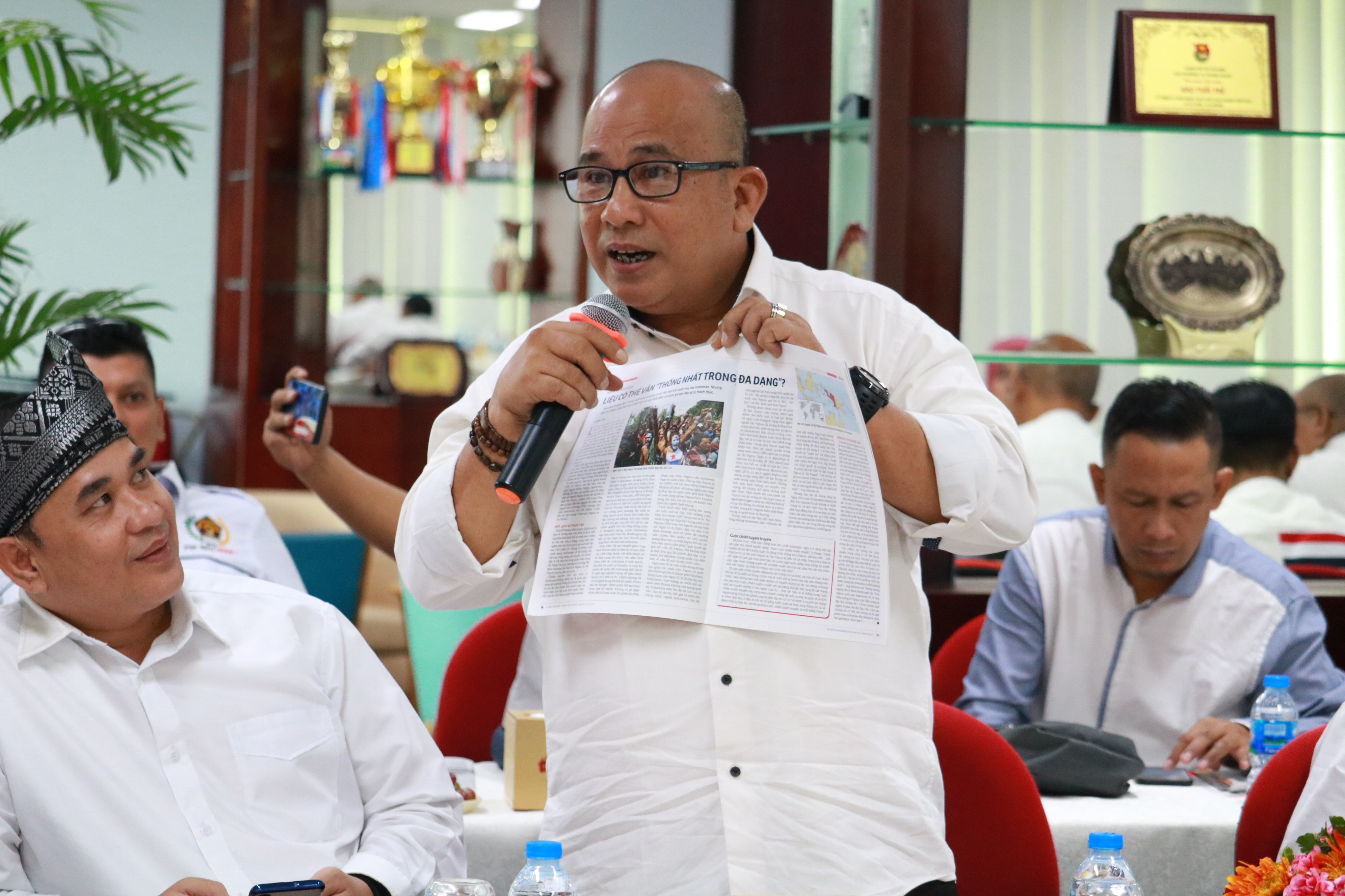 An Indonesian journalist asks a question about a Tuoi Tre article during a visit to the newspaper's main office in Ho Chi Minh City, Vietnam, September 19, 2019. Photo: Ngoc Phuong / Tuoi Tre