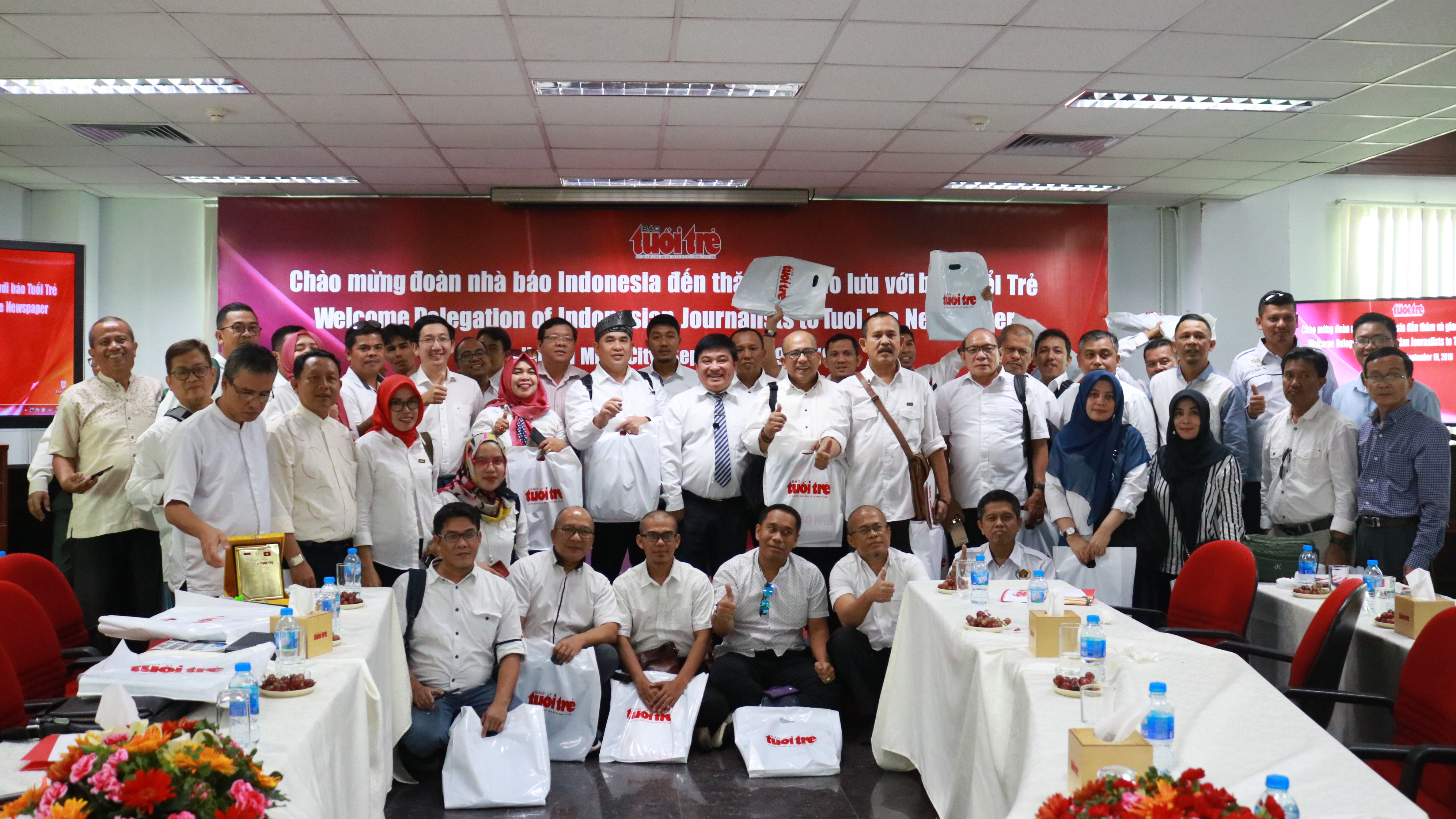Tuoi Tre and Indonesian journalists take a group photo at the newspaper's main office in Ho Chi Minh City, Vietnam, September 19, 2019. Photo: Ngoc Phuong / Tuoi Tre