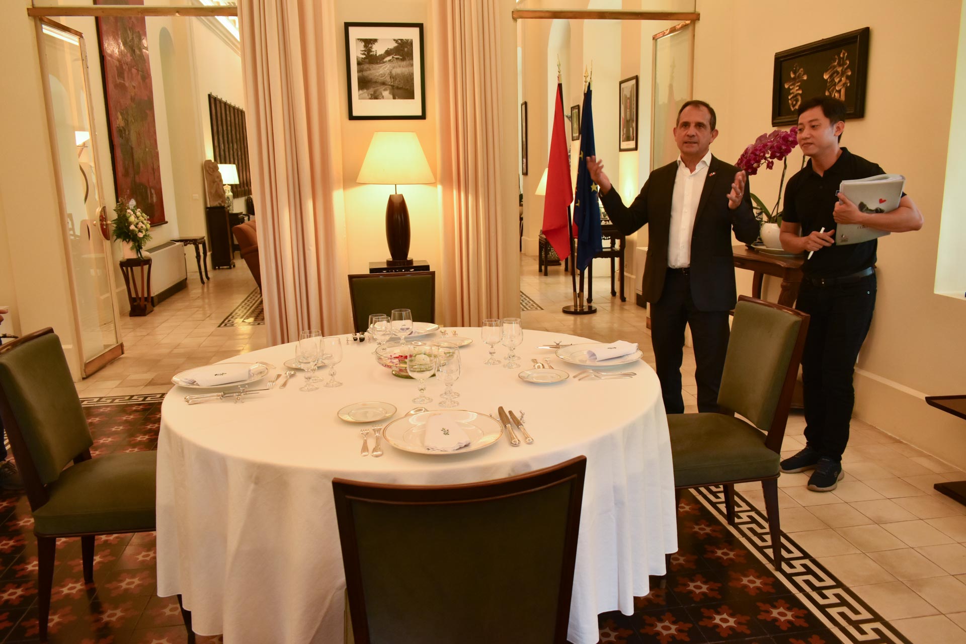 French Consul General in Ho Chi Minh City Vincent Floreani presents about the Consulate General residence to visitors on the European Heritage Days, September 21, 2019. Photo: Tuan Son / Tuoi Tre News