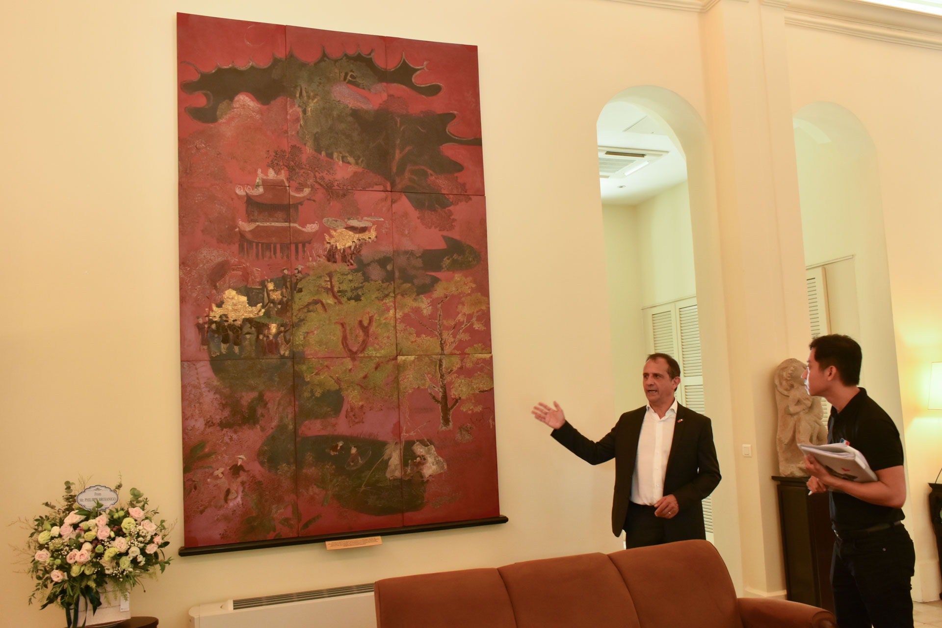 French Consul General in Ho Chi Minh City Vincent Floreani presents about a painting by Nguyen Gia Tri to visitors on the European Heritage Days, September 21, 2019. Photo: Tuan Son / Tuoi Tre News