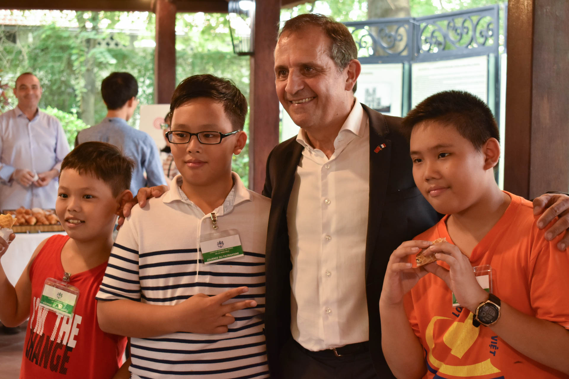 French Consul General in Ho Chi Minh City Vincent Floreani pose for photos with a group of visitors on the European Heritage Days, September 21, 2019. Photo: Tuan Son / Tuoi Tre News