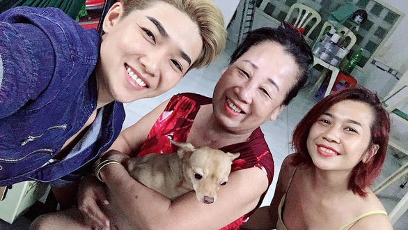 Kay Nguyen and Bich Ngan smile for a selfie with his mother. Photo: Supplied