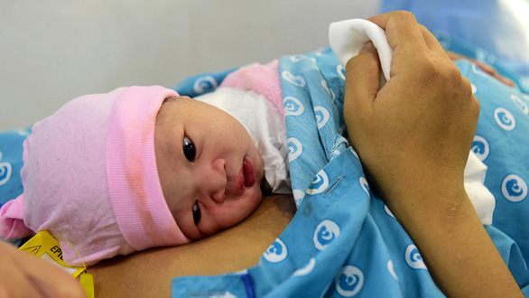 A newborn baby at the Tu Du Hospital in Ho Chi Minh City. Photo: Duyen Phan / Tuoi Tre