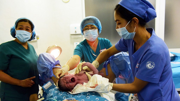 Doctors help a woman deliver her baby at the Tu Du Hospital in Ho Chi Minh City. Photo: Duyen Phan / Tuoi Tre