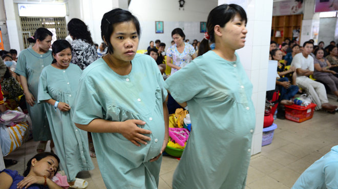 Expectant mothers crowd Tu Du Hospital in Ho Chi Minh City in this photo taken on September 30, 2012. Photo: Tuoi Tre