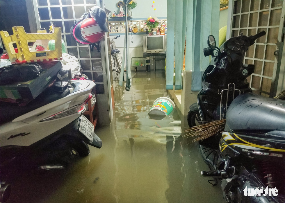 Water floods a house in District 8. Photo: Chau Tuan / Tuoi Tre