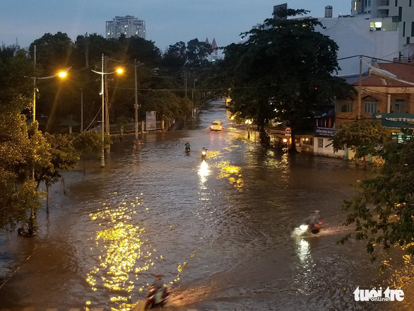 Ton That Thuyet Street in District 4 is flooded on September 29, 2019. Photo: Chau Tuan / Tuoi Tre