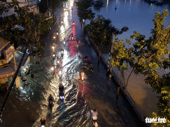 High tide submerges Tran Xuan Soan Street in District 7. Photo: Chau Tuan / Tuoi Tre