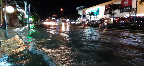 A street in downtown Can Tho City is inundated. Photo: Chi Hanh / Tuoi Tre