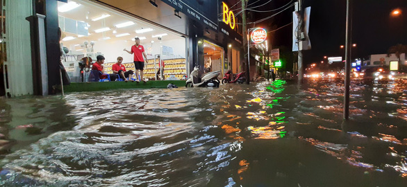 A street in downtown Can Tho City is inundated. Photo: Chi Hanh / Tuoi Tre
