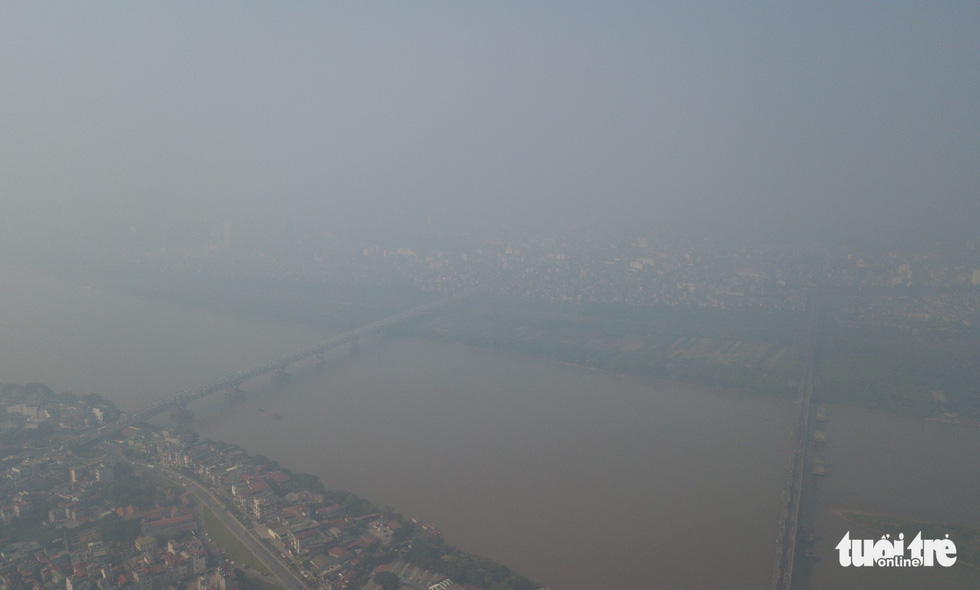 Smoggy weather is observed in Hanoi on the morning of September 30, 2019. Photo: Nam Tran / Tuoi Tre