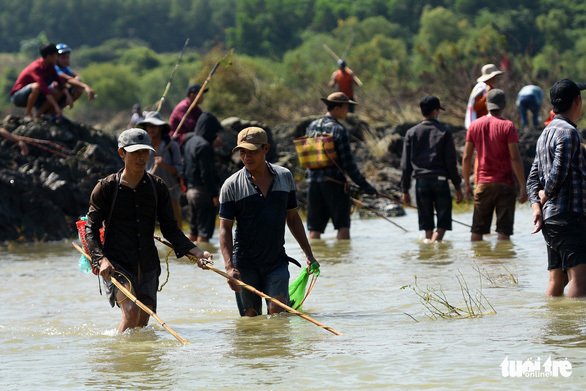 People use electrofishing equipment to catch fish near the Tri An hydropower dam in Dong Nai Province, Vietnam on September 30, 2019. Photo: A Loc / Tuoi Tre