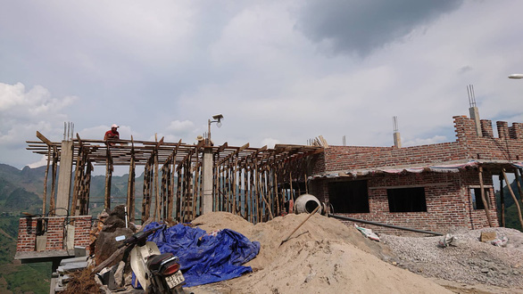 Ma Pi Leng Panorama during construction. Photo: Nam Tran / Tuoi Tre