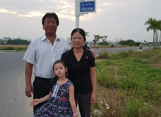 The family of Luu Khanh Tho, Luu Quang Vu’s younger sister, stands in front of a street sign named after Xuan Quynh in the central city of Da Nang. Photo: Facebook
