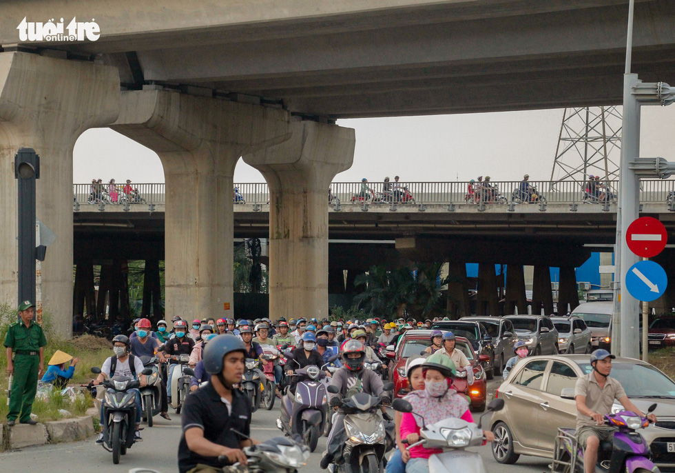 Traffic congestion on Nguyen Huu Canh Street in Ho Chi Minh City. Photo: Chau Tuan / Tuoi Tre