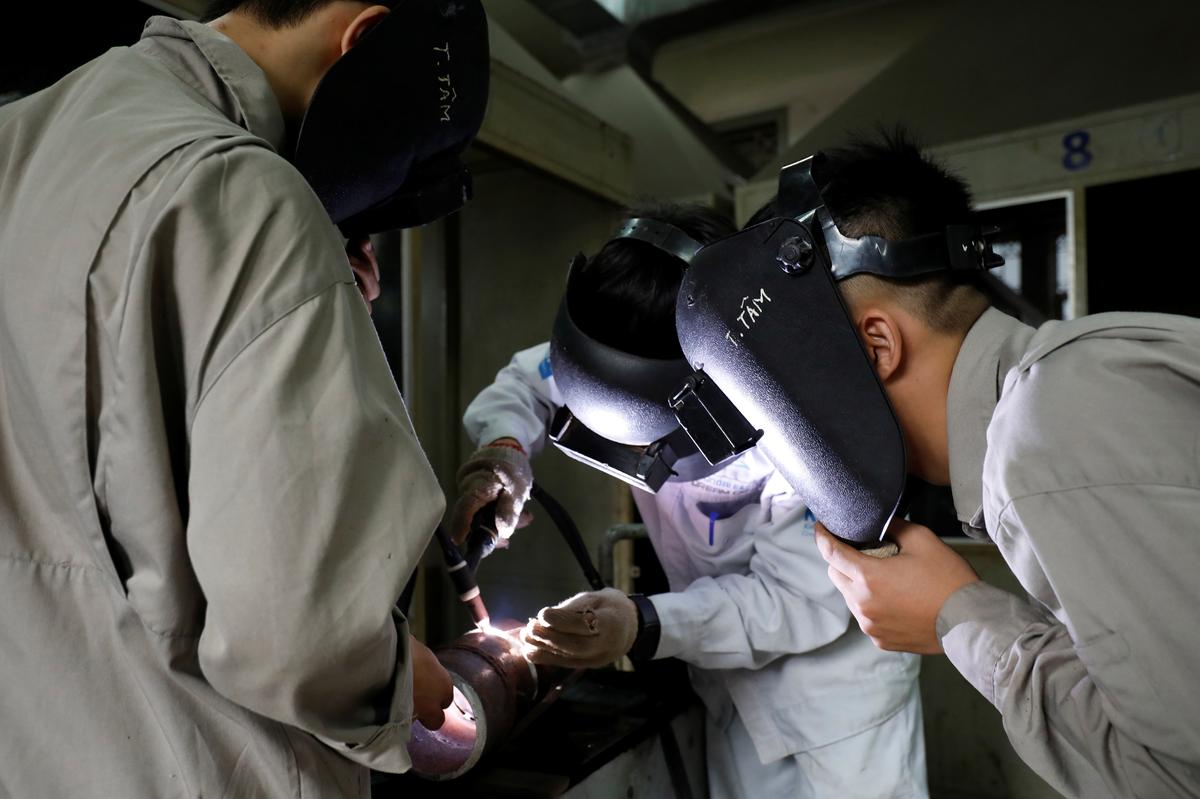 Students practise at a lab of an industrial vocational training college in Hanoi, Vietnam October 9, 2019. Picture taken October 9, 2019. Photo: Reuters